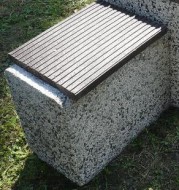 Venkovní lavičky, betonové sedáky